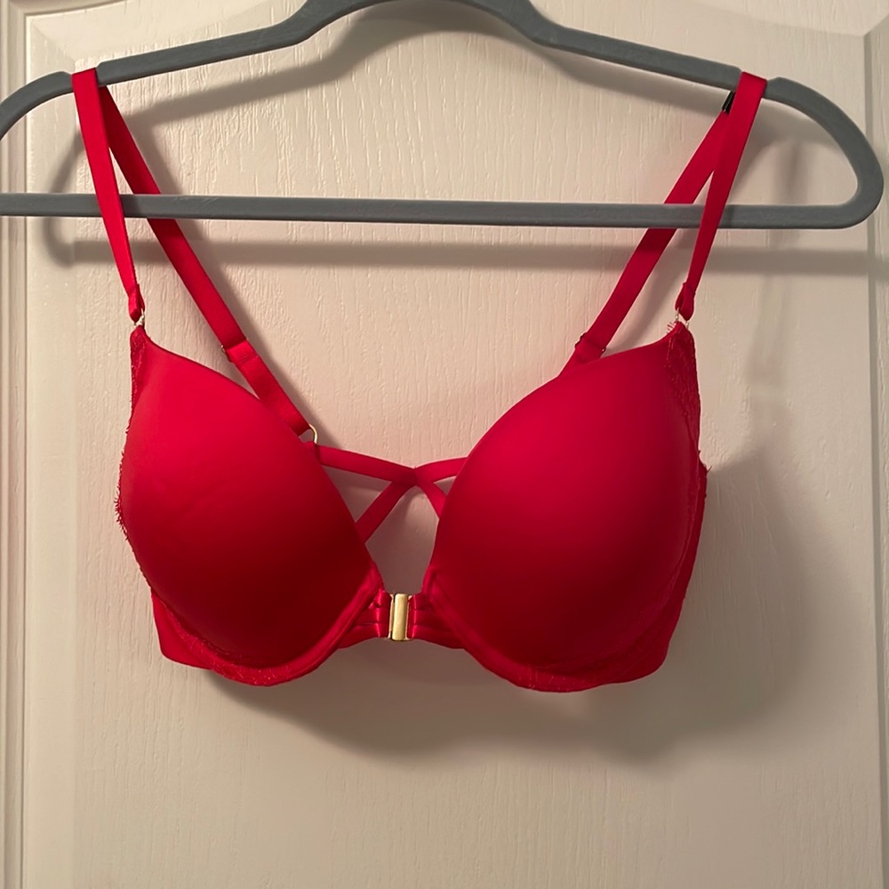 Victoria’s Secret “Very Sexy Push-up Bra”. 32DD  NWT